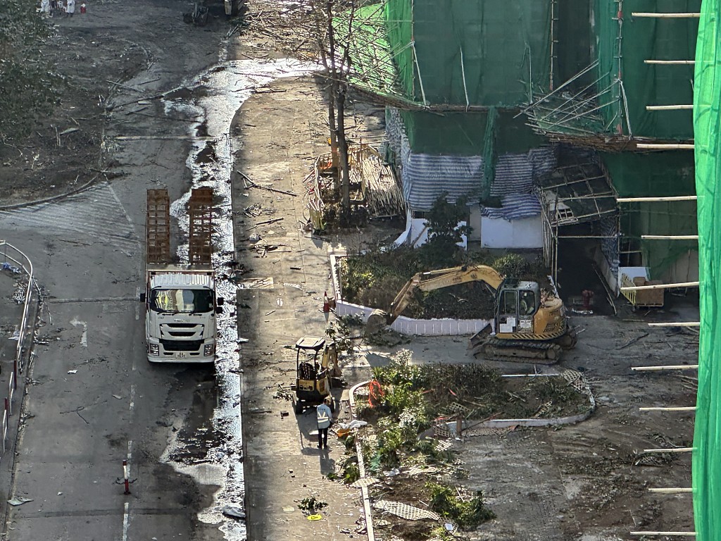 工人繼續清理現場雜物。劉漢權攝