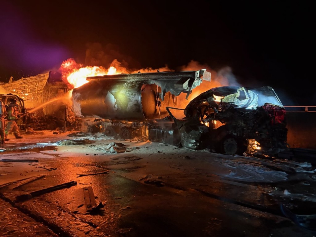 事故涉及13車。新華社