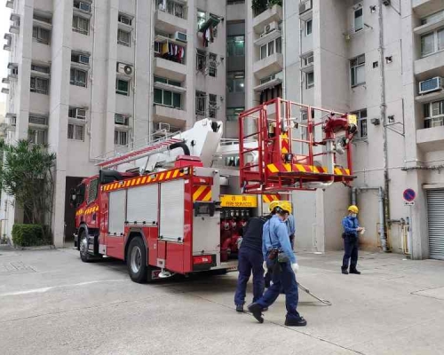 消防到場協助將死者移落平台。