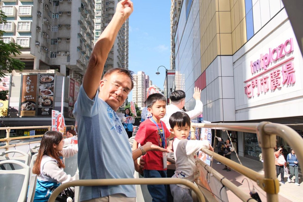 田北辰再與孫兒們乘開篷巴士。田北辰FB圖片