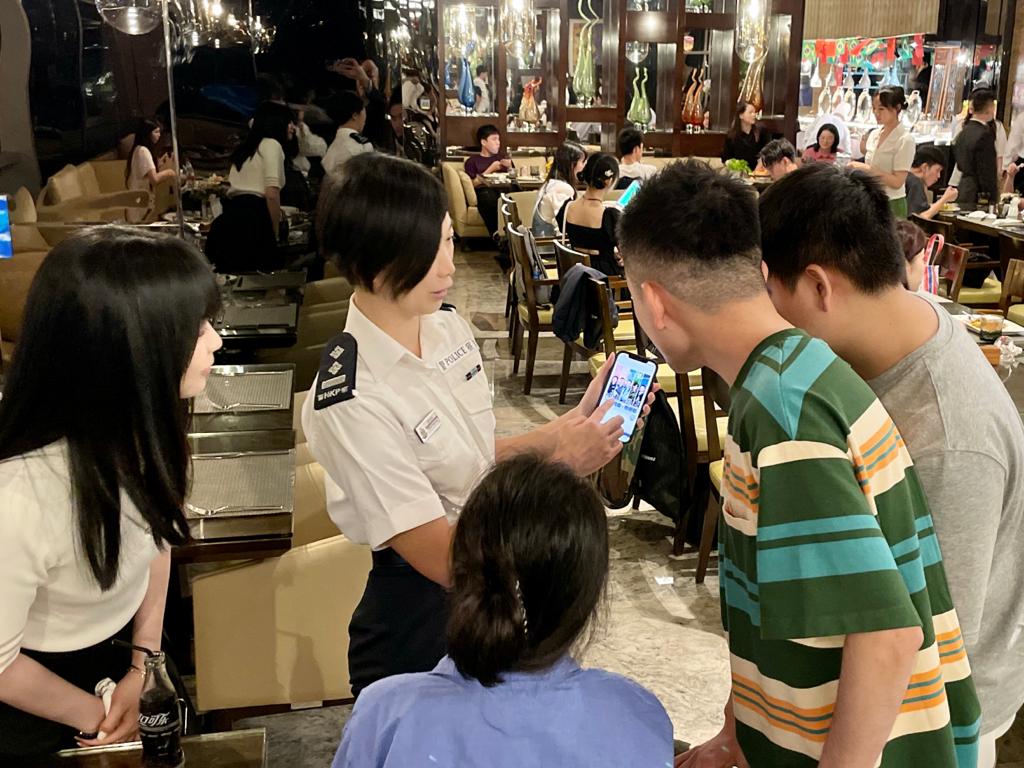 警察招募組人員與深圳就讀的香港大學生及內地大學生講解分享。香港警察FB