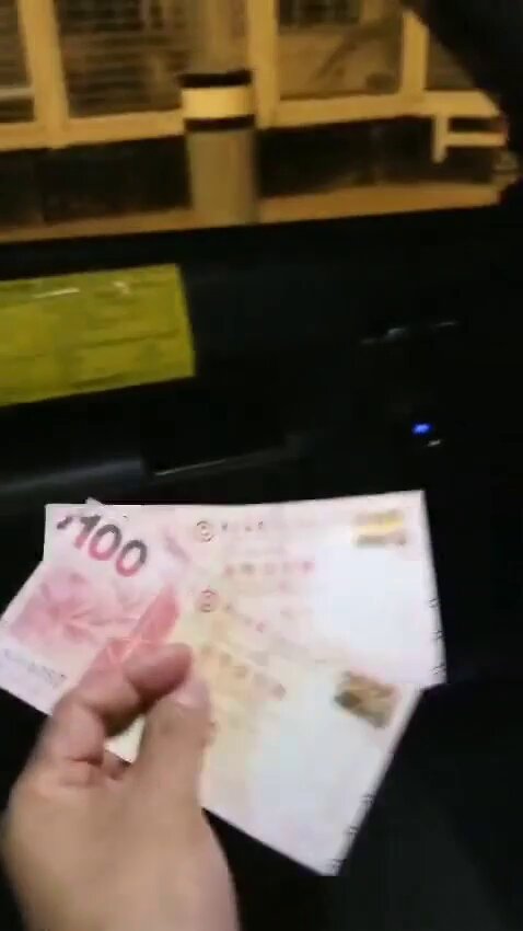 近日則流傳一段的士司機懷疑收到100元偽鈔短片。fb「將軍澳主場」截圖