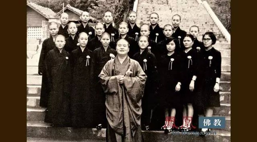 1967年，星雲大師與壽山佛學院第一屆畢業生合影。