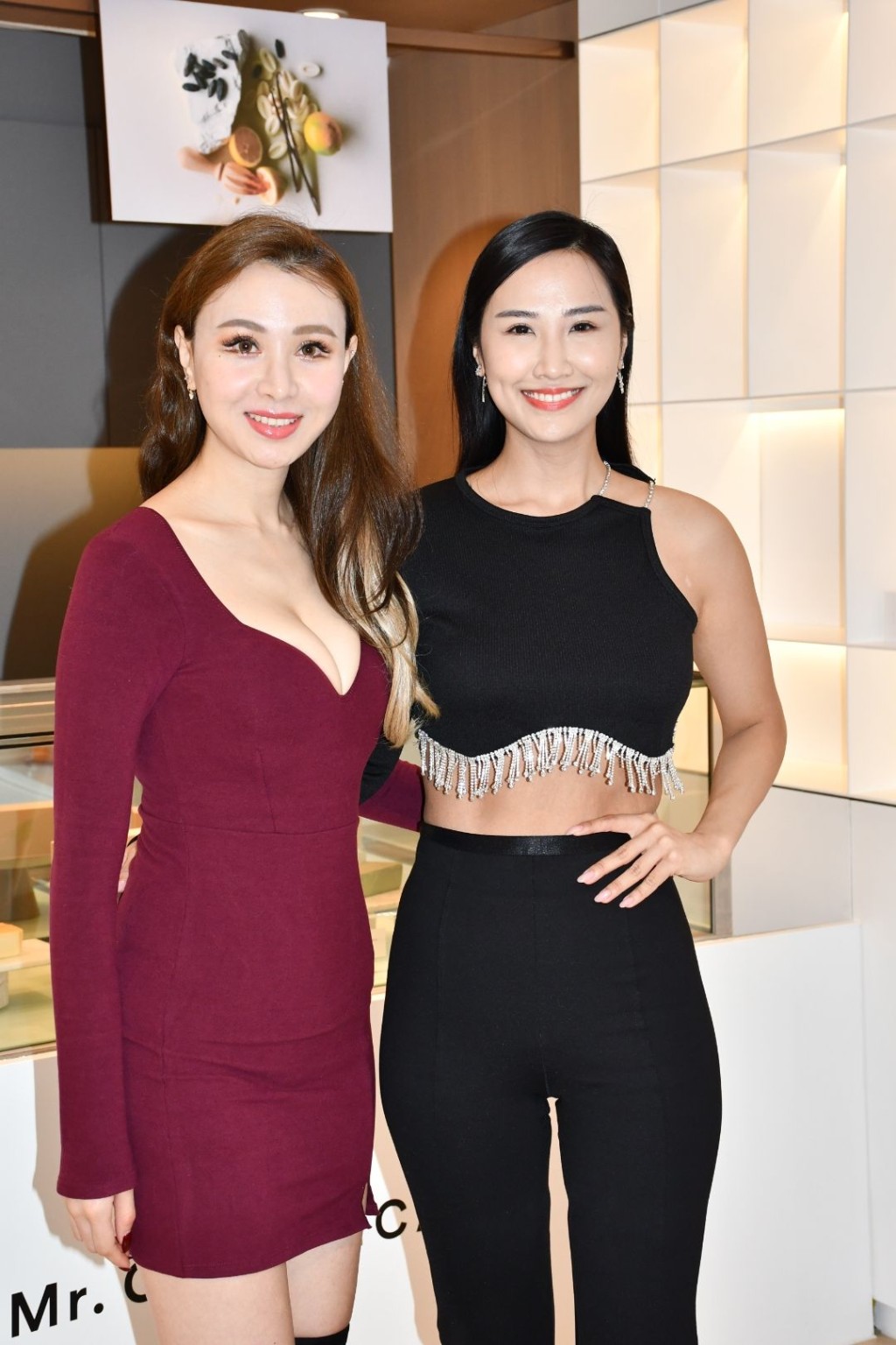 和锺采羲一起到尖沙咀出席日本芝士蛋糕店开幕活动。