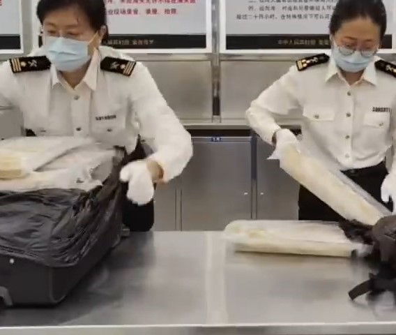 婦人北上福田口岸過關被截,行李篋驚揭藏近34公斤魚翅。海關發布 婦人北上福田口岸過關被截,行李篋驚揭藏近34公斤魚翅。海關發布