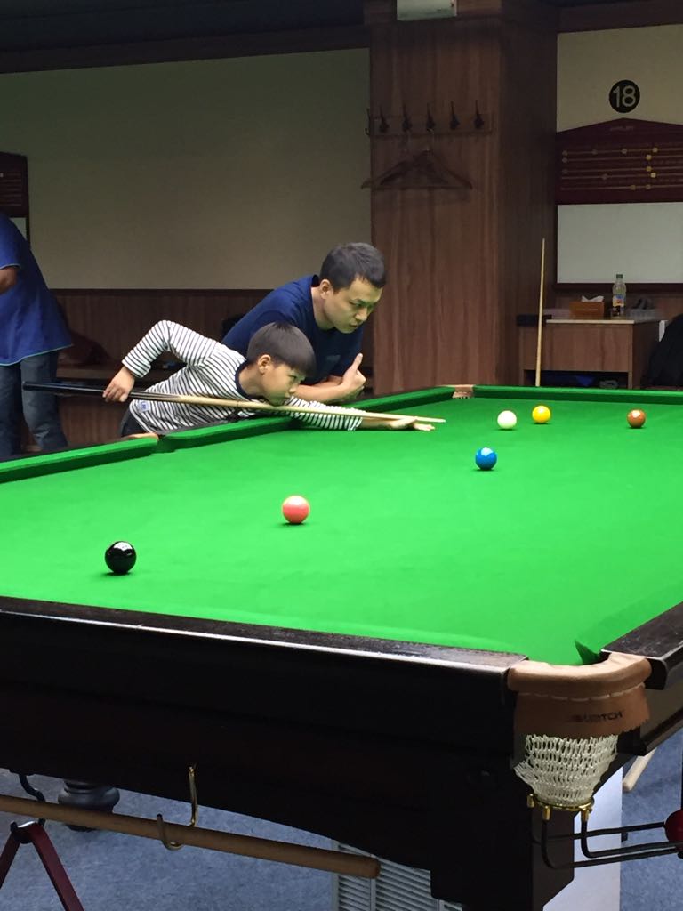 ■廖予生從少受任職桌球室經理的父親薰陶愛上桌球,在其指導下練習桌球;現時Shaun在雪菲爾的「丁俊暉桌球學院」只是租場作練習,非參加該學院任何訓練。(照片由受訪者提供) ■廖予生從少受任職桌球室經理的父親薰陶愛上桌球,在其指導下練習桌球;現時Shaun在雪菲爾的「丁俊暉桌球學院」只是租場作練習,非參加該學院任何訓練。(照片由受訪者提供)