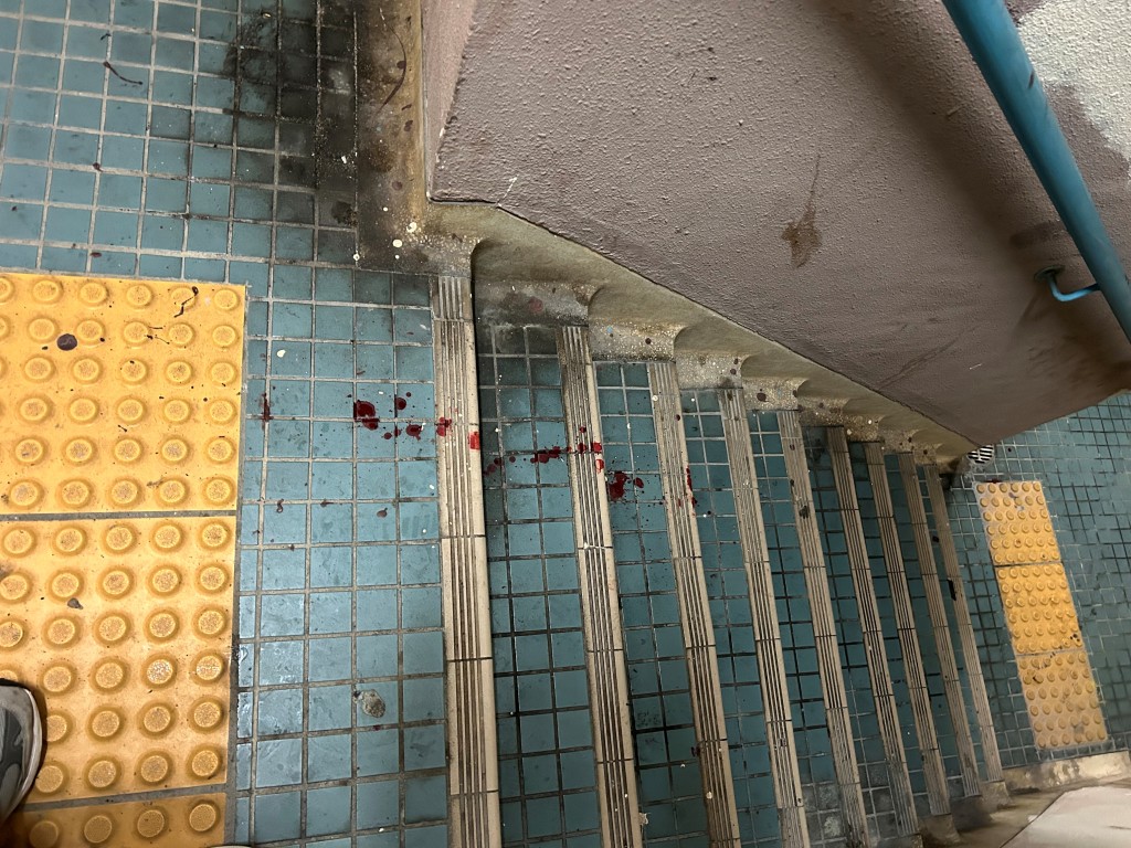 現場血跡斑斑。