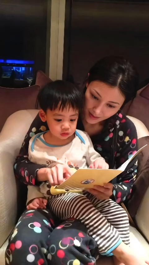 李嘉欣陪儿子睇书讲故事。