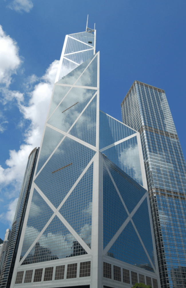 贝建中与父亲贝聿铭、弟弟贝礼中联手创造了地平面上一系列为世人所惊叹的建筑奇观，包括香港中银大厦。