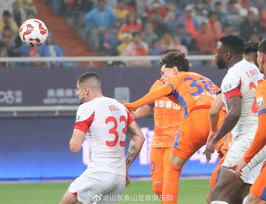 李小恆後備入替3分鐘即頭槌破網。山東泰山微博圖片