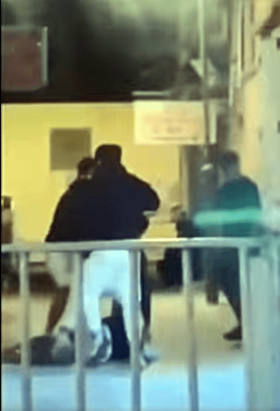 事主遭人拳打腳踢。fb：香港突發事故報料區及討論區