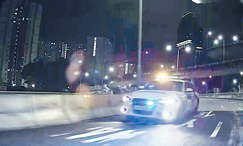 一輛退役警車上月17日涉參與非法賽車活動。