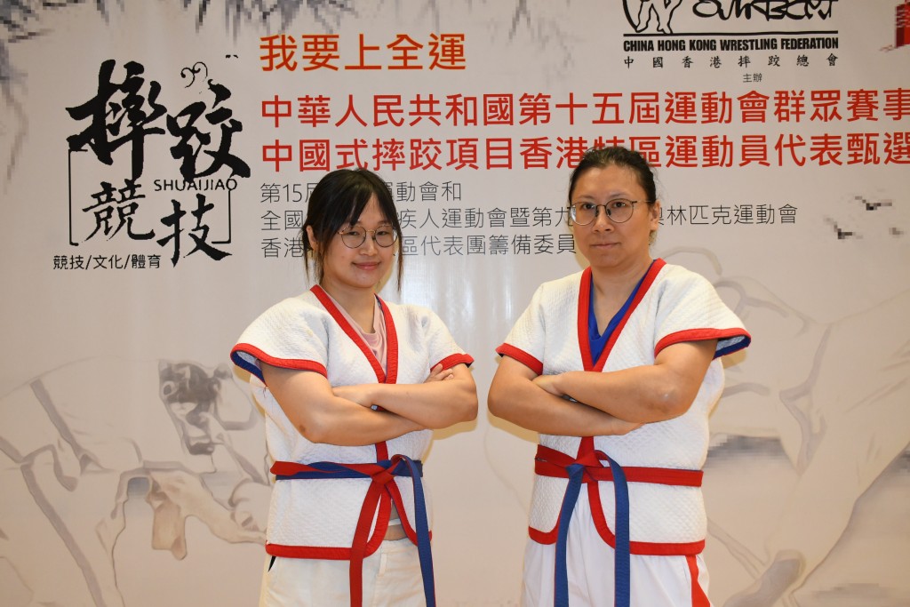 女子組方面，女子56公斤級王愷琪(左面)及女子70公斤級李綺琪因為對手棄權，雙雙拿到冠軍。圖片由中國香港摔跤總會提供