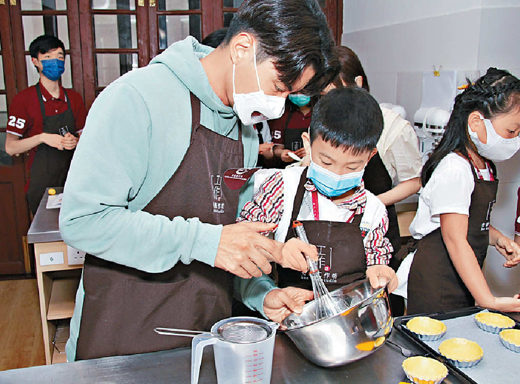 ■天宇從旁協助小朋友打蛋。