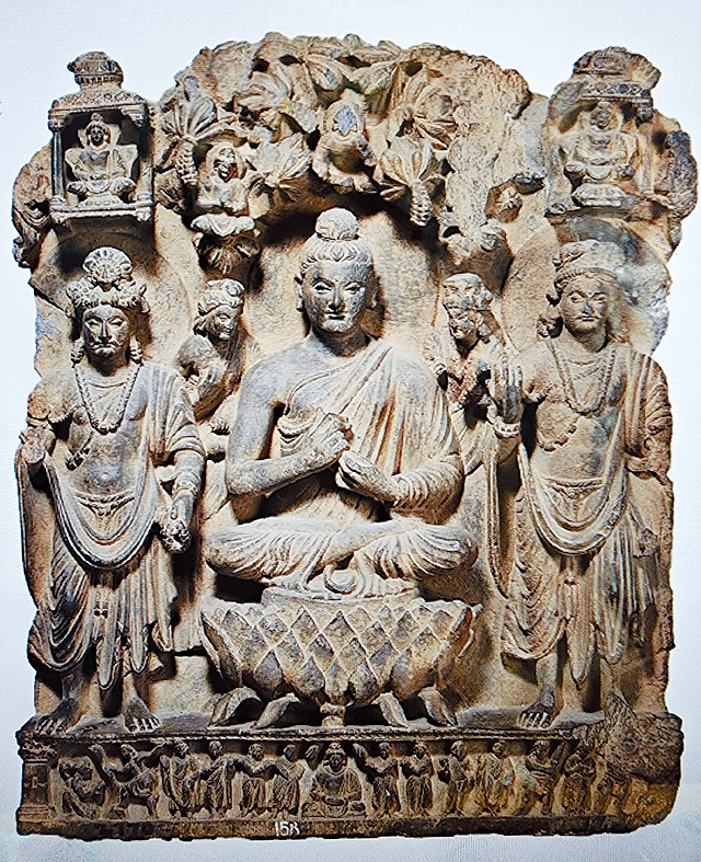 观音大士站在佛陀的右边。