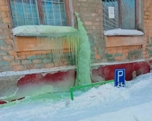 有化學品工廠洩漏的化學物質將雪染成綠色。網上圖片