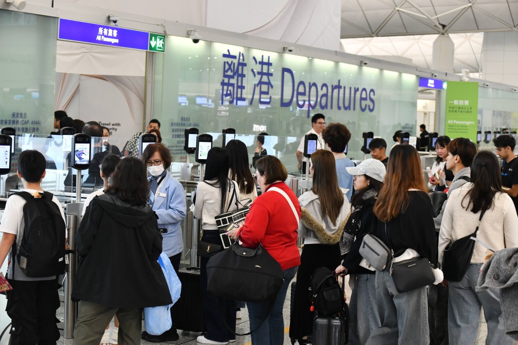 運輸及物流局正密切關注事態發展，並已約見本地航空公司，表達對貨運燃油附加費加幅關注。