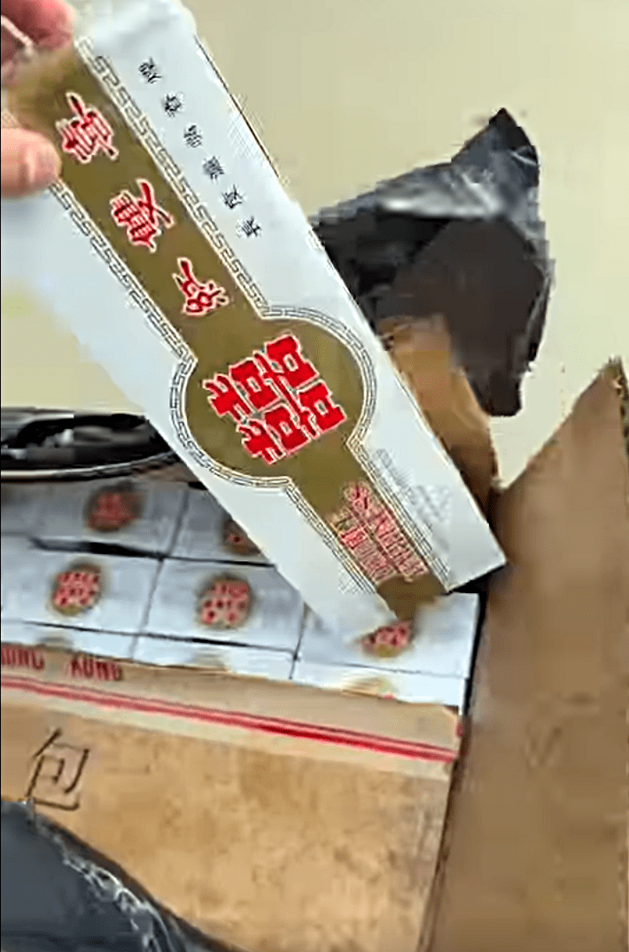 西貢破邊洲岸邊出現大批紅雙囍香煙。網片截圖
