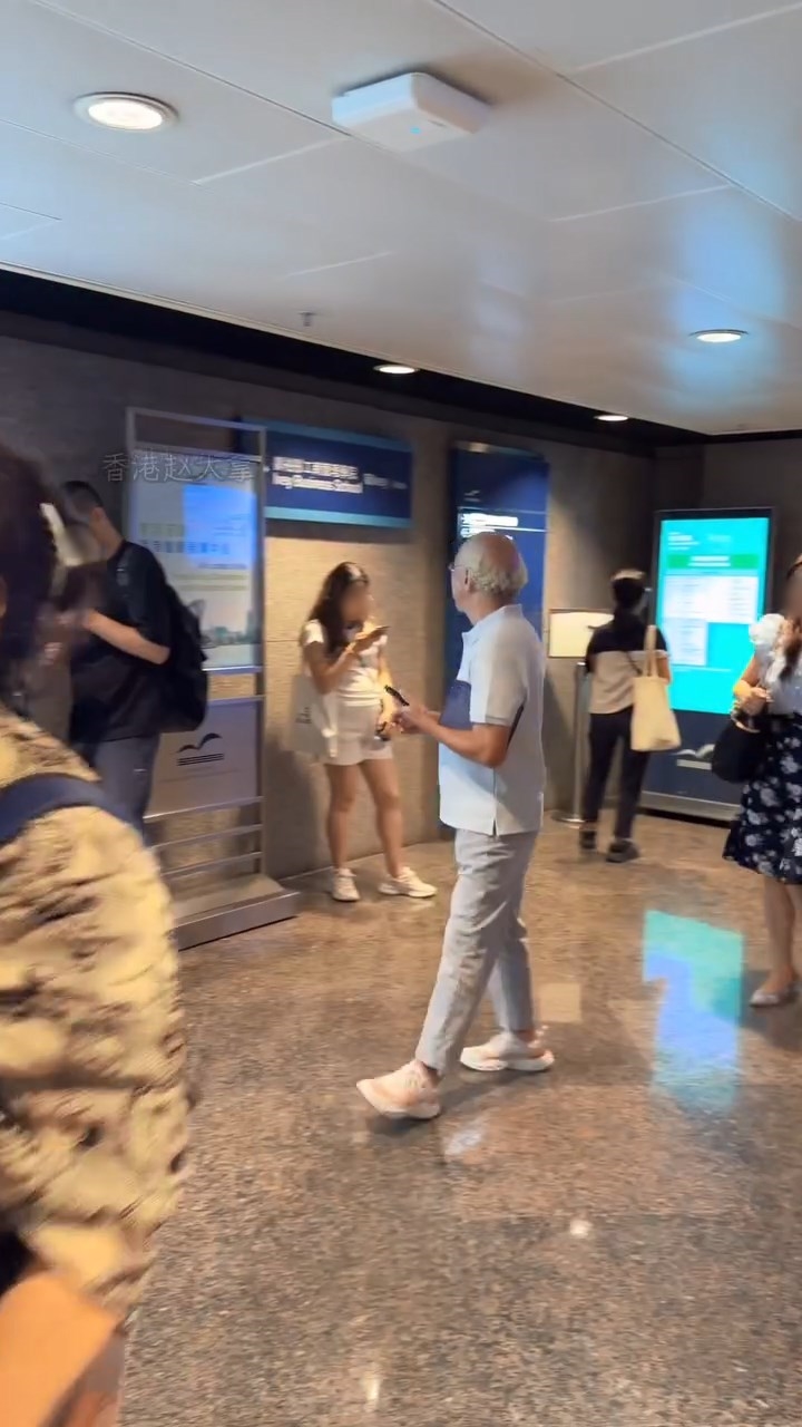 陳國新近日現身灣仔會展中心被網民巧遇。