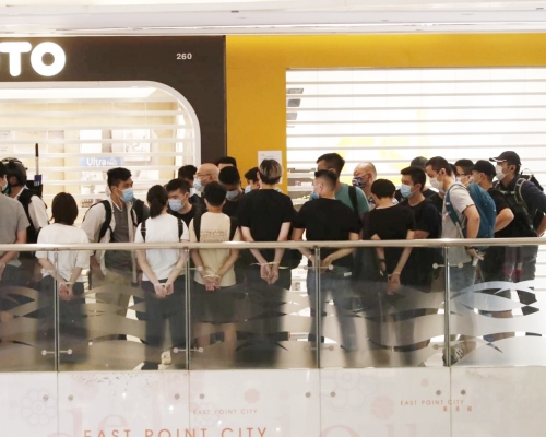 警方在東港城內制服多人。