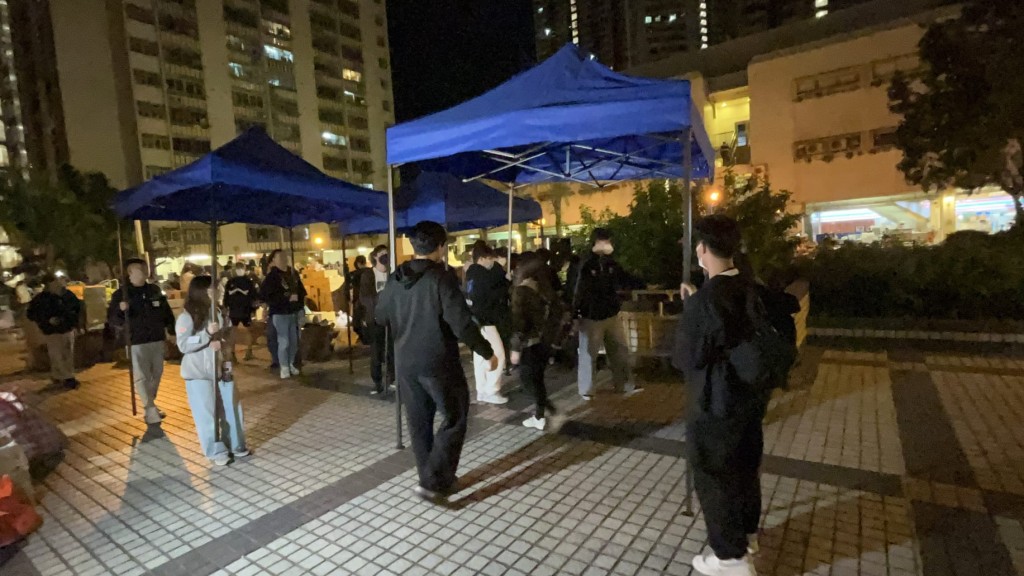 有年輕人更即場搭起帳蓬,以便收集物資,支援災民。蔡楚輝攝 有年輕人更即場搭起帳蓬,以便收集物資,支援災民。蔡楚輝攝