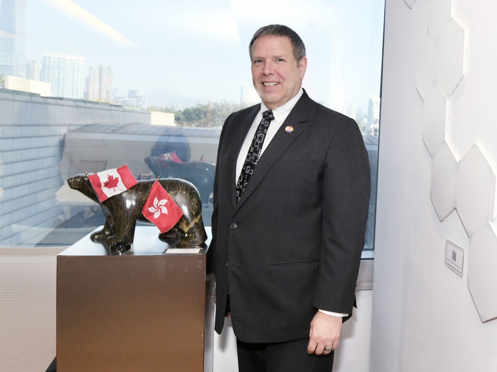 加拿大驻香港及澳门总领事芮强接受《The Standard》（《英文虎报》）访问。何君健摄