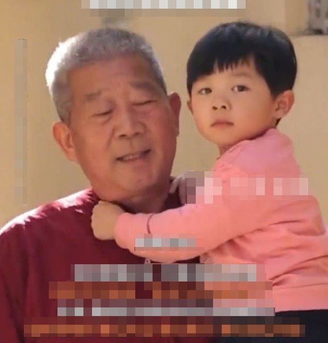 王維平每天悉心照顧6歲女兒天賜。抖音@67歲生寶寶