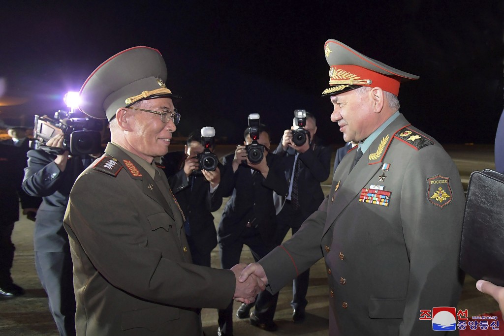 俄羅斯國防部長紹伊古（右）25日在平壤國際機場受到北韓國防部長康善南的歡迎。朝中社/AP