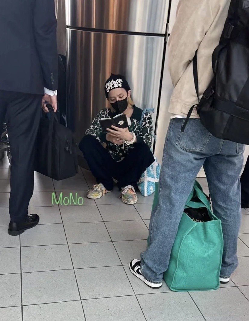 有歌迷喺荷蘭見到等轉機嘅GD。