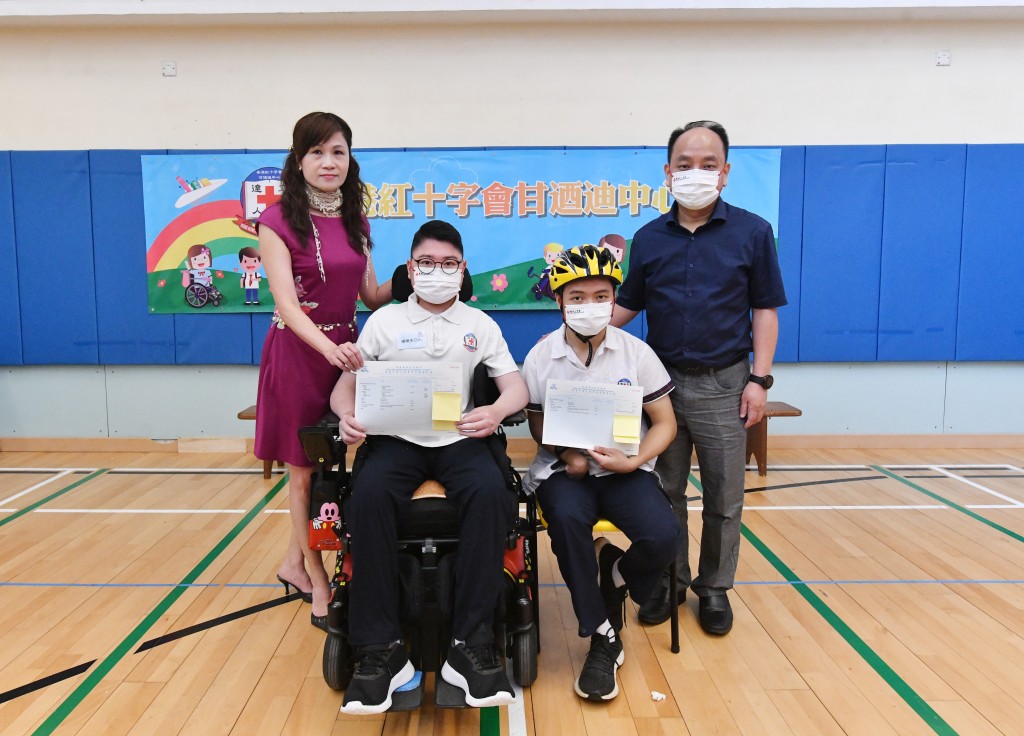 肖杰威（右2）與楊樂天（左2）面對身體殘疾，仍無懼挑戰文憑試。 陳極彰攝