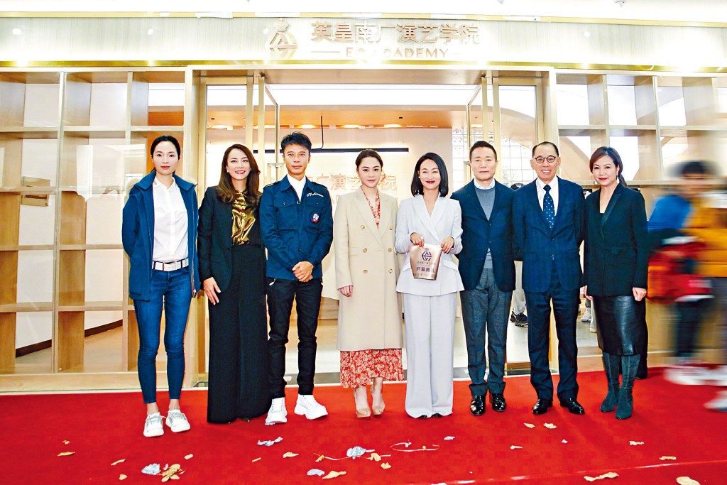 英皇集團主席楊受成（右二）帶領霍汶希、惠英紅、鍾欣潼和李克勤，出席英皇南廣演藝學院開幕禮。