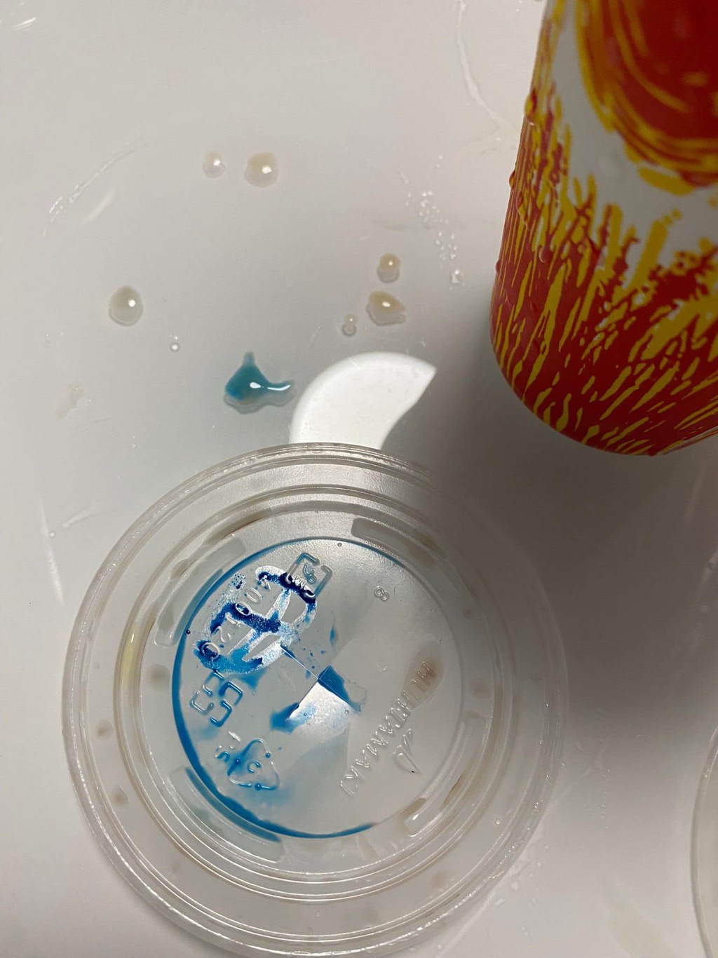 有市民發現外賣印品杯蓋上標示的墨水，溶在了飲品之中。群組將軍澳主場網民圖片