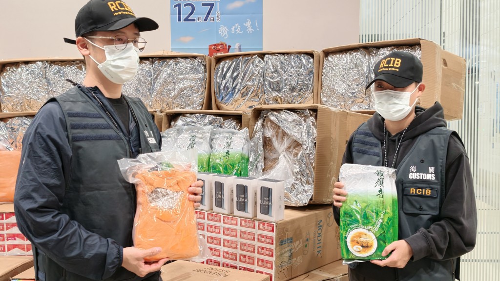 海關檢獲的制成煙草以茶葉及錫紙袋等包裝作掩飾，海關稍後將運往其他國家圖利。黃文威攝