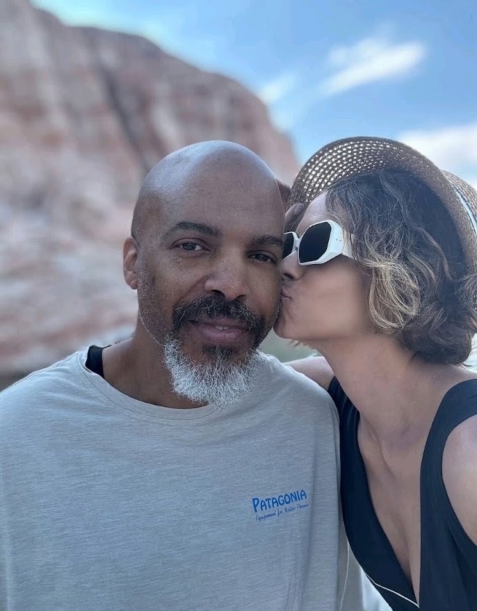 荷爾現任男友Van Hunt（左）據講在事發時，有維護到Maceo。