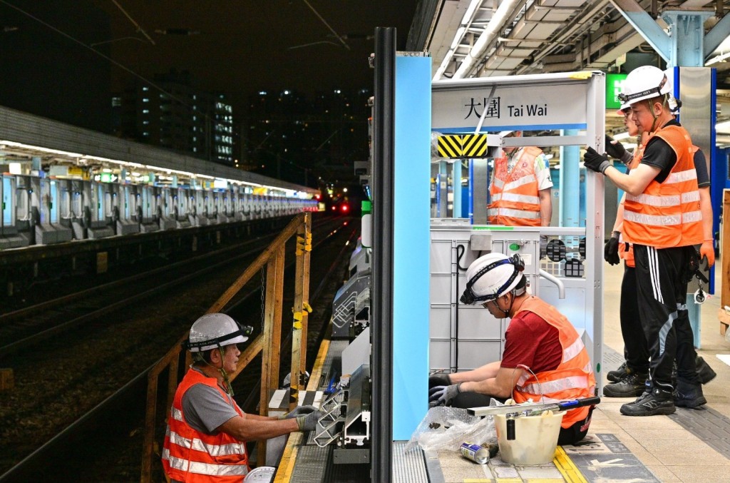 港铁称正积极推进其馀车站的安装进度。图片：港铁提供