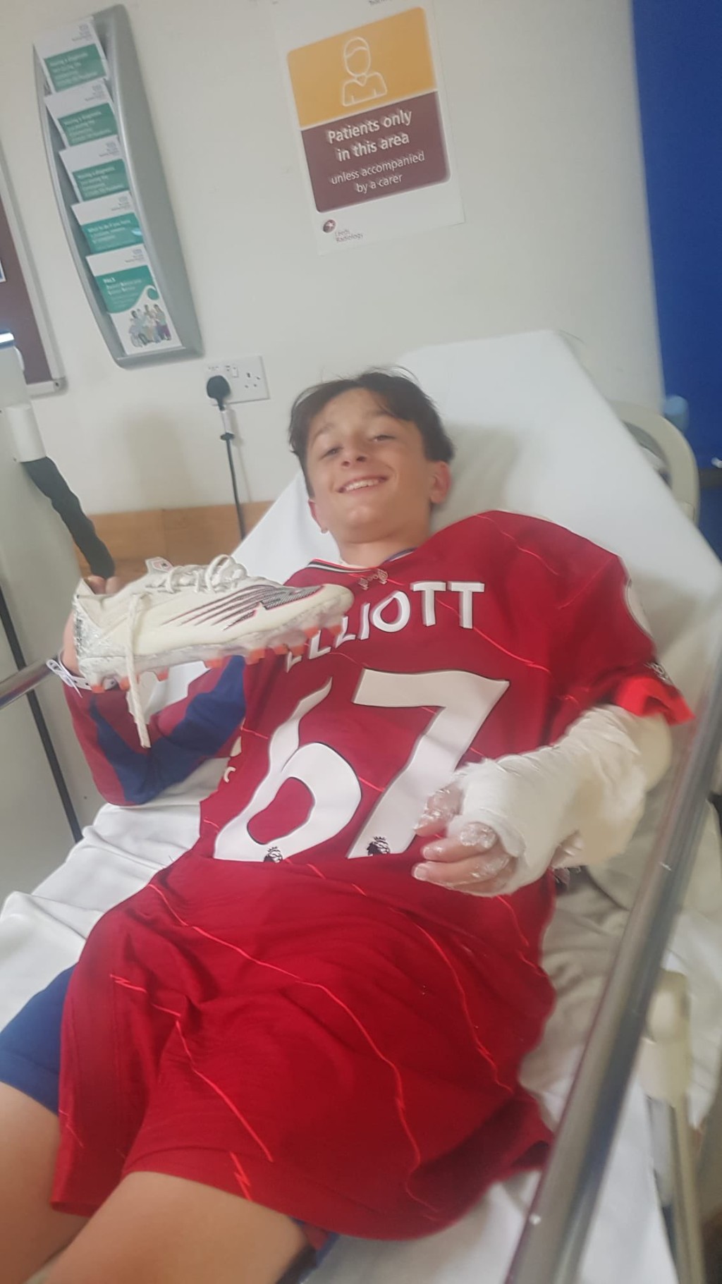 入院之後，艾利洛將球衣及球鞋送給同樣受傷的小球員，鼓勵他努力康復。 網上圖片