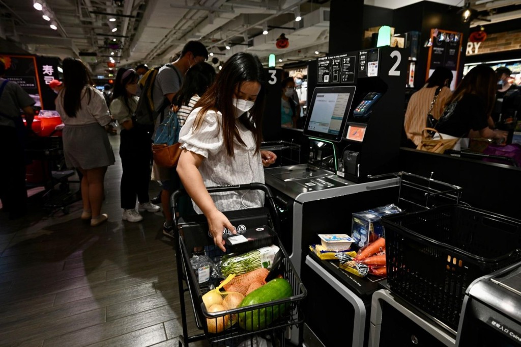 市民湧去超市購買蔬果、鮮肉、冷凍食品。