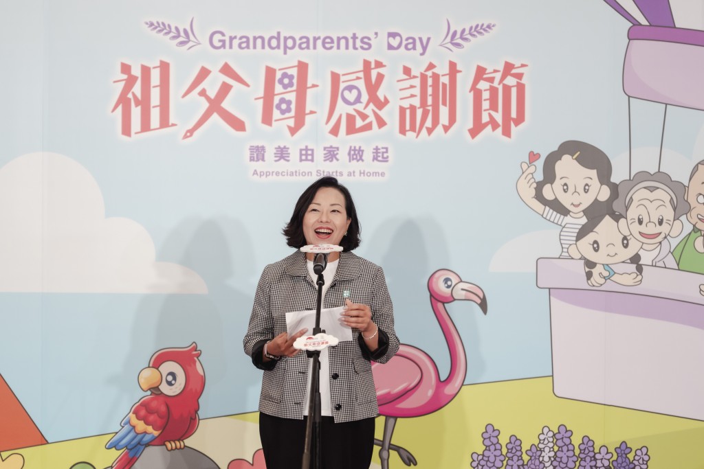 主禮嘉賓民政及青年事務局局長麥美娟女士致辭時表示,鼓勵年青人將敬老尊賢的美德推己及人,共創和諧家庭與社會。 主禮嘉賓民政及青年事務局局長麥美娟女士致辭時表示,鼓勵年青人將敬老尊賢的美德推己及人,共創和諧家庭與社會。