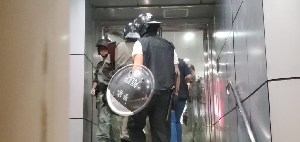 防暴警察戒備。