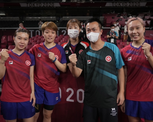 李皓晴(左起)、杜凱琹、張瑞教練、李靜教練及蘇慧音激動慶祝。AP