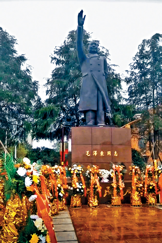 銅像原本豎立於長沙市望城區花實村內。
