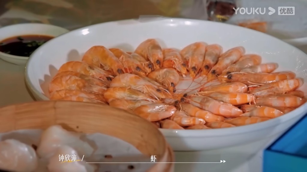 香港出身的阿嬌還特地準備了港式菜，包括蝦餃、臘味煲仔飯及白灼蝦。