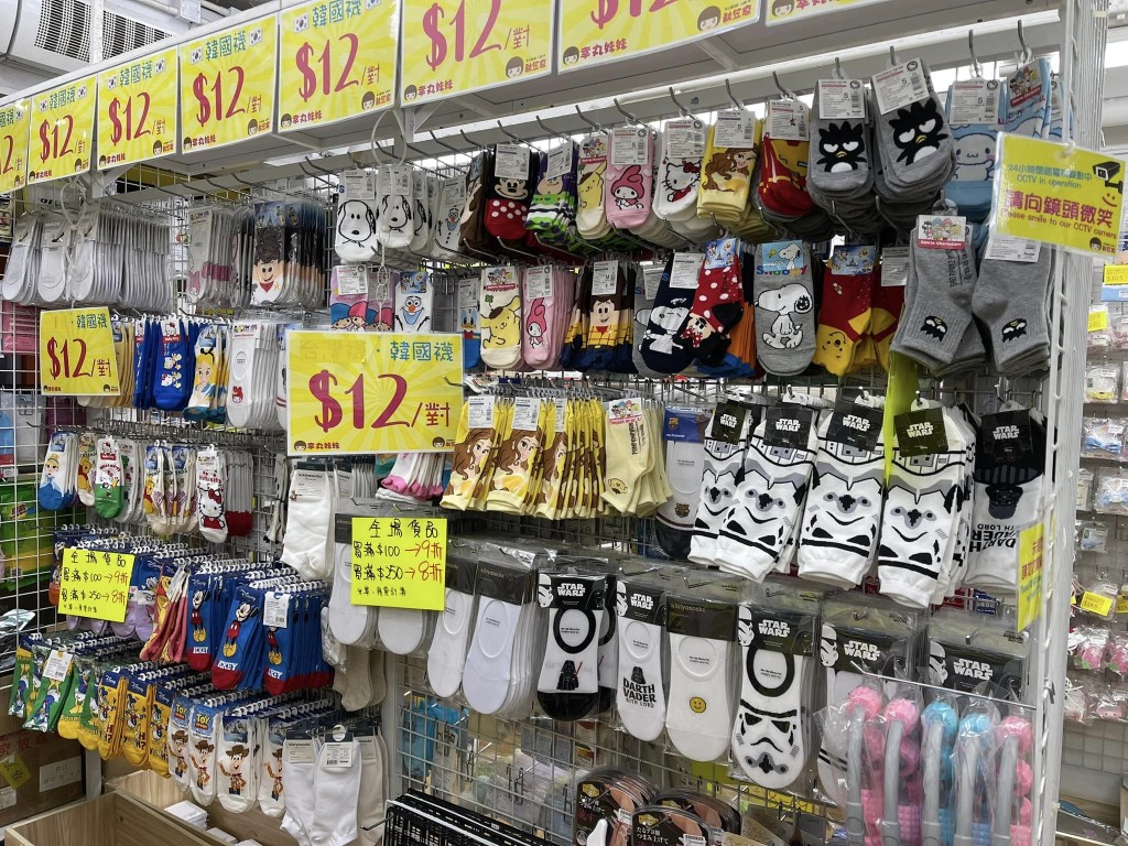 执笠仓葵芳店内发售的韩国袜一对$12。