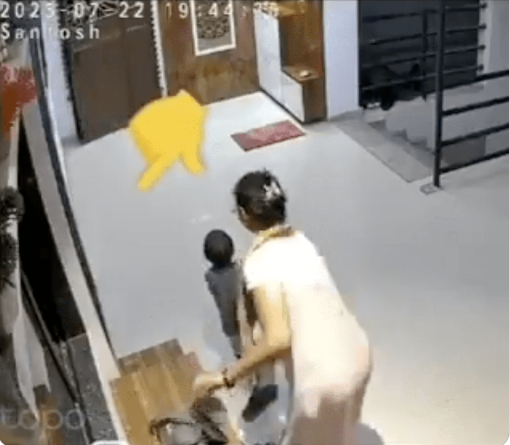 安維卡穿上成人鞋子四處走動,母親鎖門後發現情況。 安維卡穿上成人鞋子四處走動,母親鎖門後發現情況。