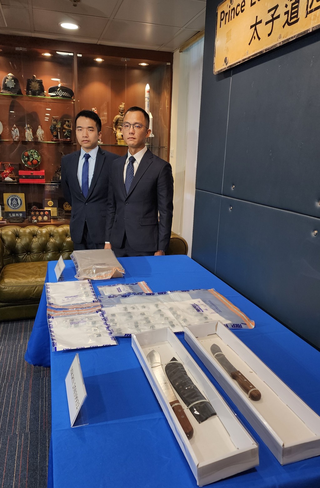 警方交代案情。