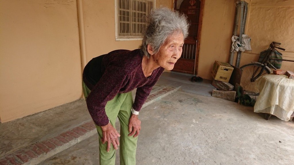 婆婆多年的駝背問題突然痊癒。網圖