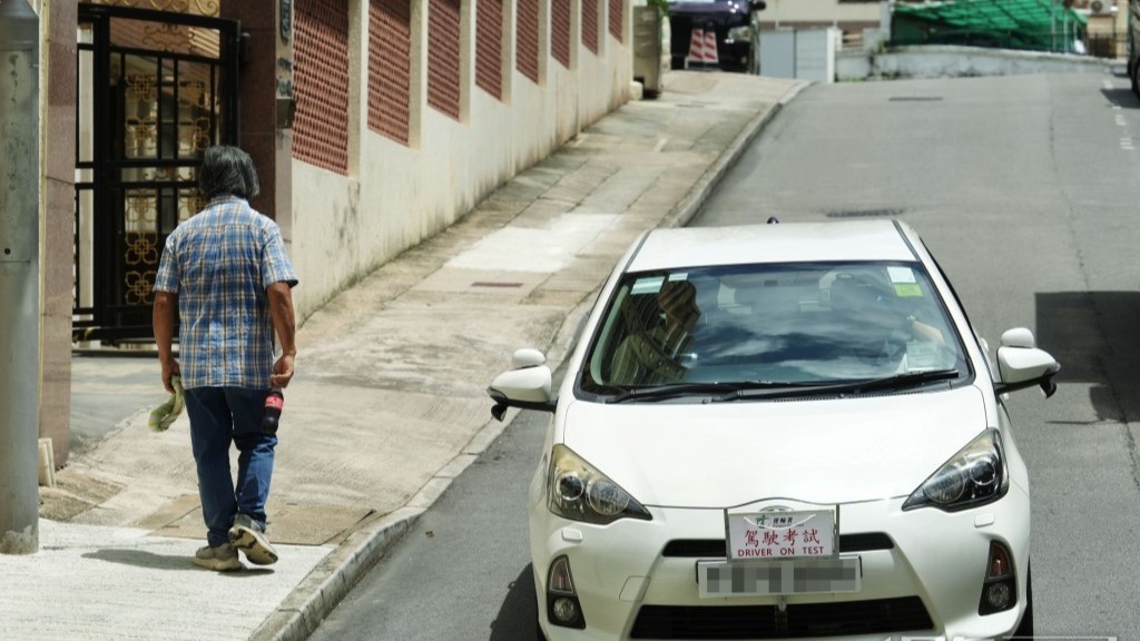 考車牌｜路試「睇水員」收利是涉勒索？大律師拆解隨時觸犯數宗罪