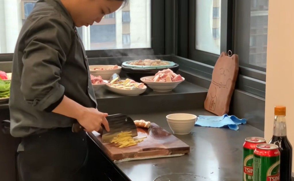 湖南私厨曾恋新春未有回家度岁，为了置业不断接工作。抖音@鲨鱼（长沙上门做饭）