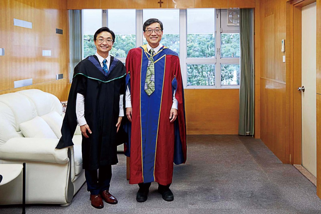 （右起）校监高一村教授与吕浩荣校长