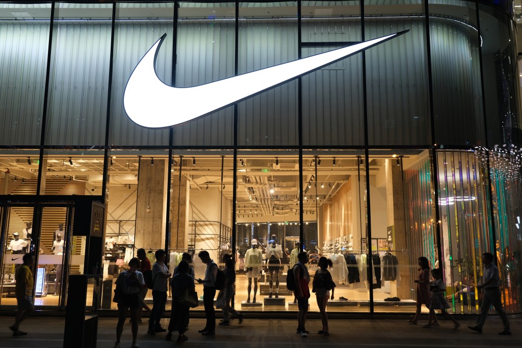 Nike 2023 財年毛利率下跌 2.5 %，管理層明確提到大量減價去庫存策略；淨利按年下跌 16%。
